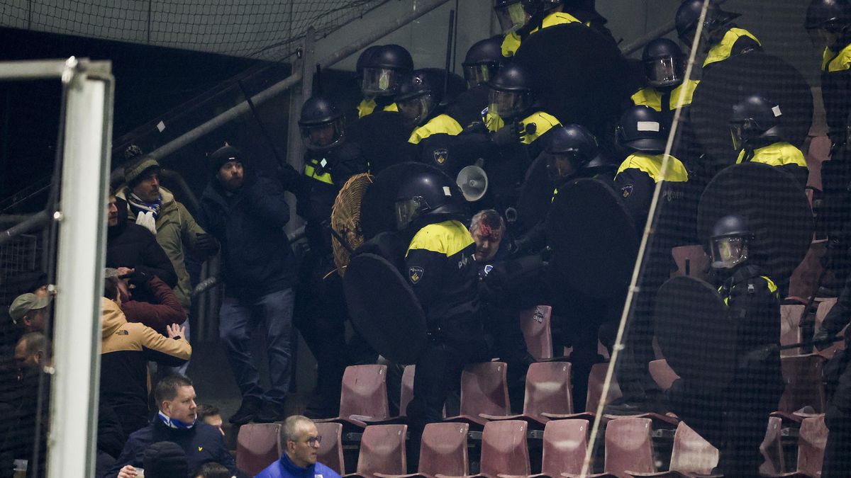 Chaos v Evropské lize, policie zasahovala proti fanouškům, utkání se skoro o hodinu zpozdilo